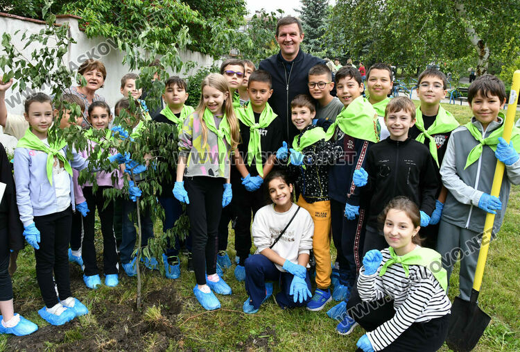 Ученици помогнаха алея „Европа“ в Хасково да стане още красива и по-зелена