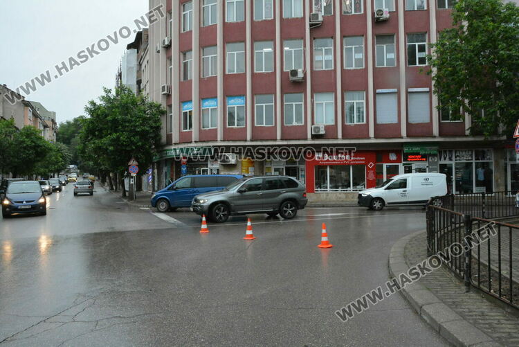 80-годишен водач на Рено блъсна жена на пешеходна пътека в Хасково