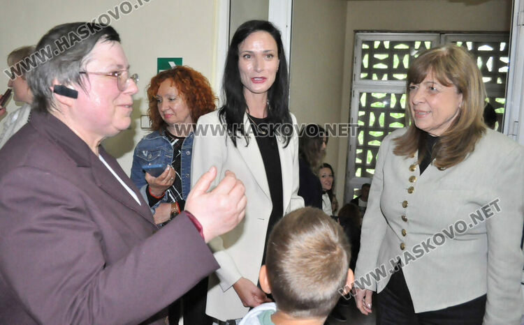 Мария Габриел гостува на школа „Вале“ в Хасково, откриха изложба на компютърни рисунки