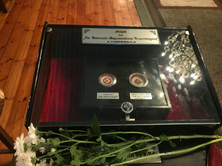 Частица от мощите на Св. Николай Чудотворец е изложена за поклонение в едноименния храм в брезнишкото село Ребро
