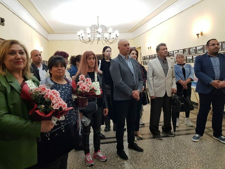 "Пролетно настроение" превзе фоайето на читалището