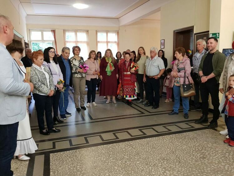 "Пролетно настроение" превзе фоайето на читалището