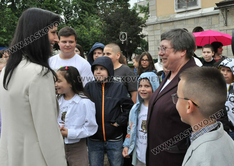 Мария Габриел гостува на школа „Вале“ в Хасково, откриха изложба на компютърни рисунки