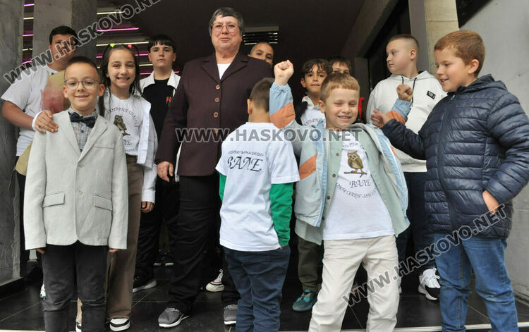 Мария Габриел гостува на школа „Вале“ в Хасково, откриха изложба на компютърни рисунки