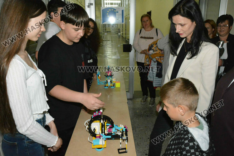 Мария Габриел гостува на школа „Вале“ в Хасково, откриха изложба на компютърни рисунки