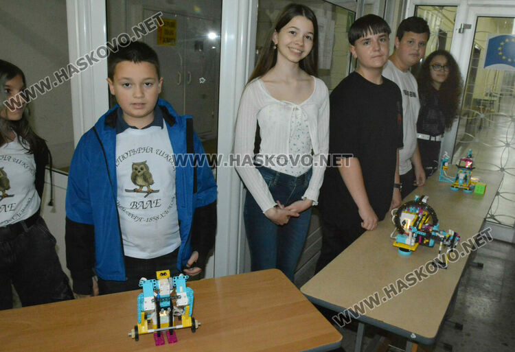 Мария Габриел гостува на школа „Вале“ в Хасково, откриха изложба на компютърни рисунки