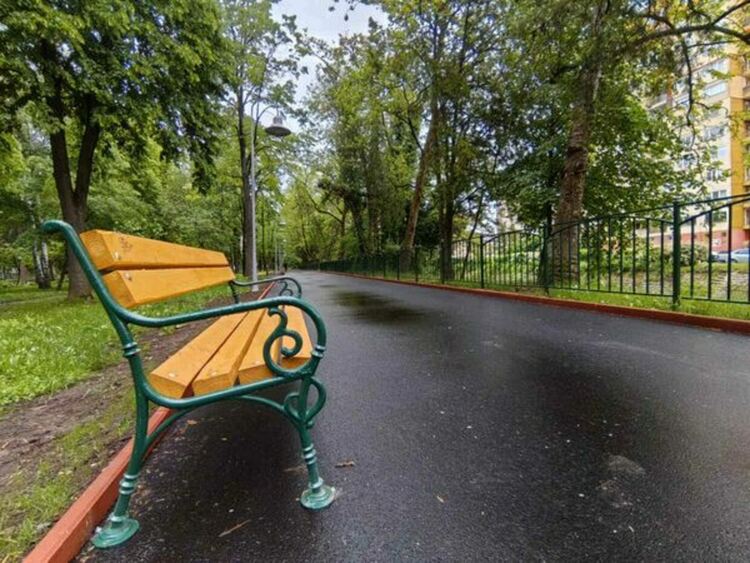 Крайречната алея в централния градски парк вече е напълно обновена. 