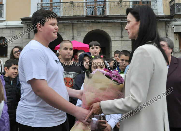 Мария Габриел гостува на школа „Вале“ в Хасково, откриха изложба на компютърни рисунки