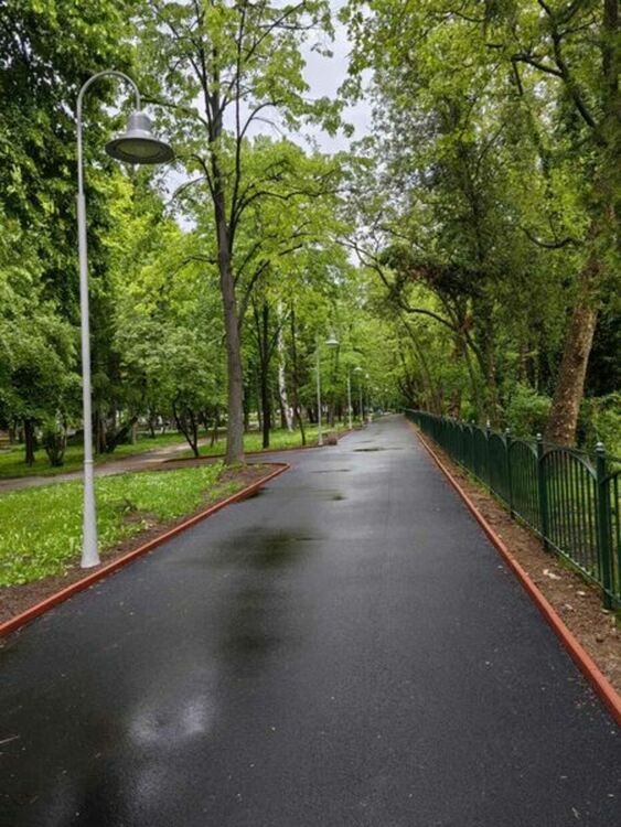 Крайречната алея в централния градски парк вече е напълно обновена. 