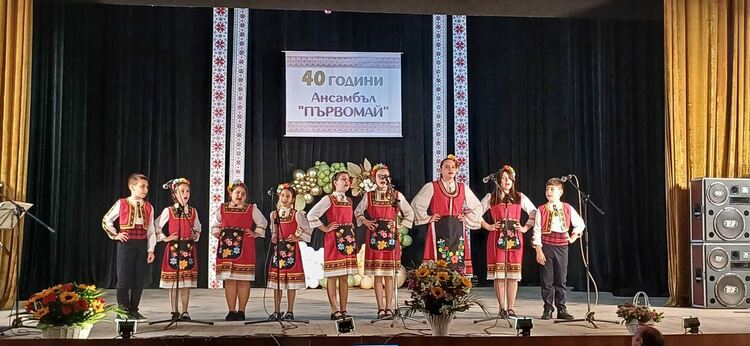 Певци, музиканти и танцьори подобаващо отбелязаха 40 години Фолклорен ансамбъл в Първомай