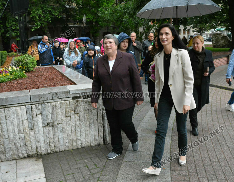 Мария Габриел гостува на школа „Вале“ в Хасково, откриха изложба на компютърни рисунки