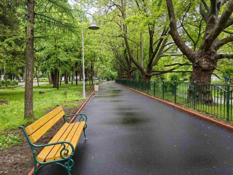 Крайречната алея в централния градски парк вече е напълно обновена. 