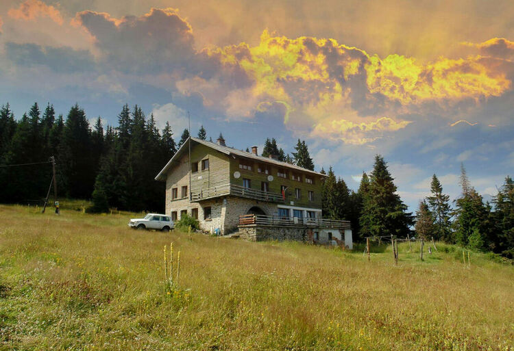 Благотворителен преход до връх Янковица организира Туристическо дружество "Карлък"