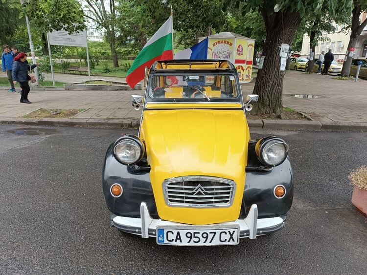 Ерол Мюмюн връчи Купата на кмета на собственика на ретро автомобил „Москвич“, участник в международното рали „Марица“