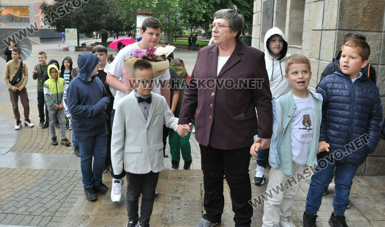 Мария Габриел гостува на школа „Вале“ в Хасково, откриха изложба на компютърни рисунки