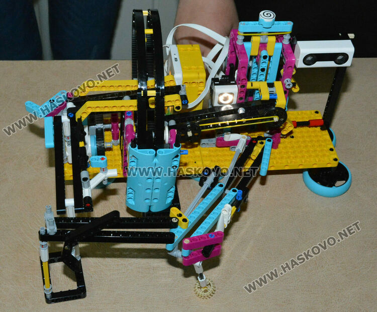 Мария Габриел гостува на школа „Вале“ в Хасково, откриха изложба на компютърни рисунки