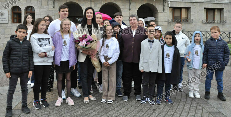 Мария Габриел гостува на школа „Вале“ в Хасково, откриха изложба на компютърни рисунки