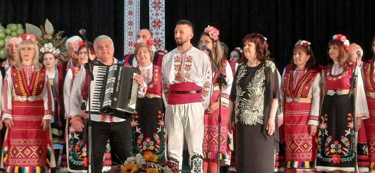 Певци, музиканти и танцьори подобаващо отбелязаха 40 години Фолклорен ансамбъл в Първомай