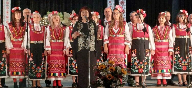 Певци, музиканти и танцьори подобаващо отбелязаха 40 години Фолклорен ансамбъл в Първомай