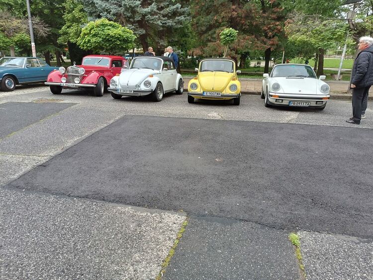 Ерол Мюмюн връчи Купата на кмета на собственика на ретро автомобил „Москвич“, участник в международното рали „Марица“