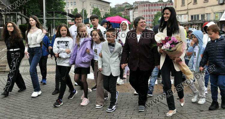 Мария Габриел гостува на школа „Вале“ в Хасково, откриха изложба на компютърни рисунки