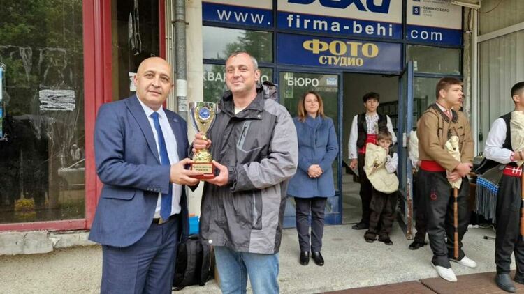 Ерол Мюмюн връчи Купата на кмета на собственика на ретро автомобил „Москвич“, участник в международното рали „Марица“