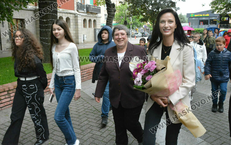 Мария Габриел гостува на школа „Вале“ в Хасково, откриха изложба на компютърни рисунки