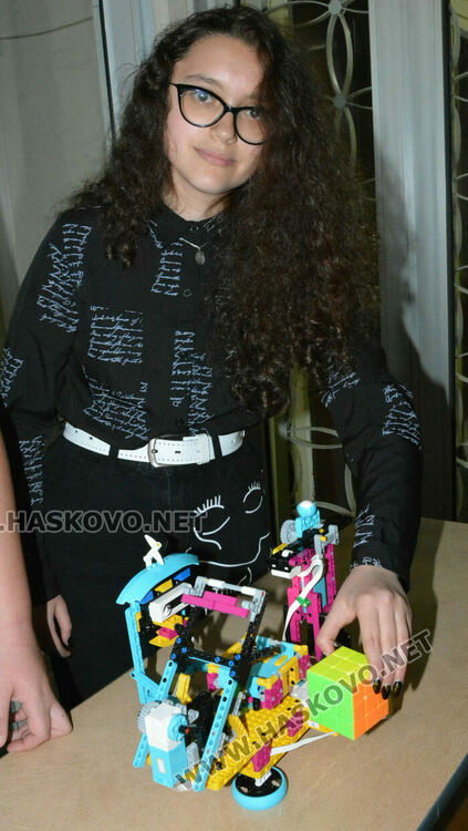 Мария Габриел гостува на школа „Вале“ в Хасково, откриха изложба на компютърни рисунки