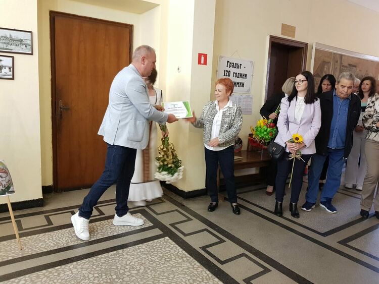 "Пролетно настроение" превзе фоайето на читалището