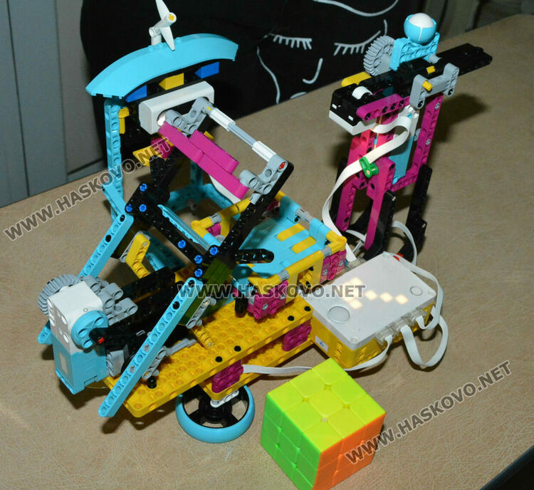 Мария Габриел гостува на школа „Вале“ в Хасково, откриха изложба на компютърни рисунки