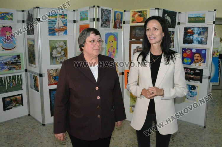 Мария Габриел гостува на школа „Вале“ в Хасково, откриха изложба на компютърни рисунки