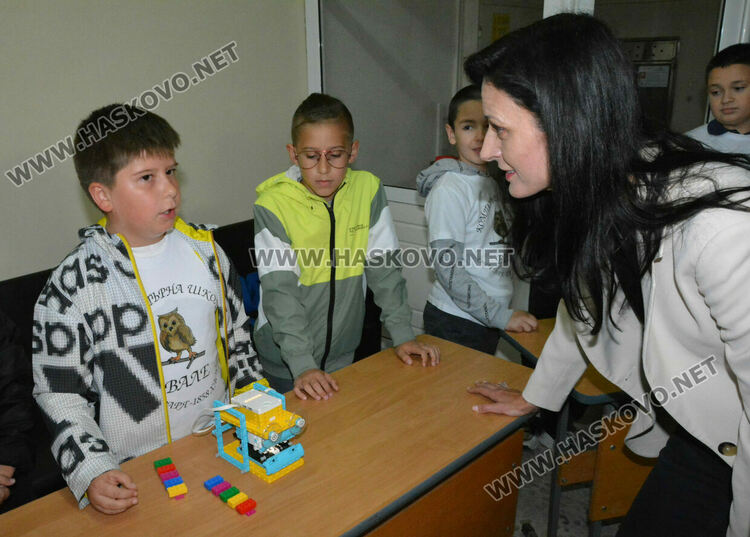 Мария Габриел гостува на школа „Вале“ в Хасково, откриха изложба на компютърни рисунки