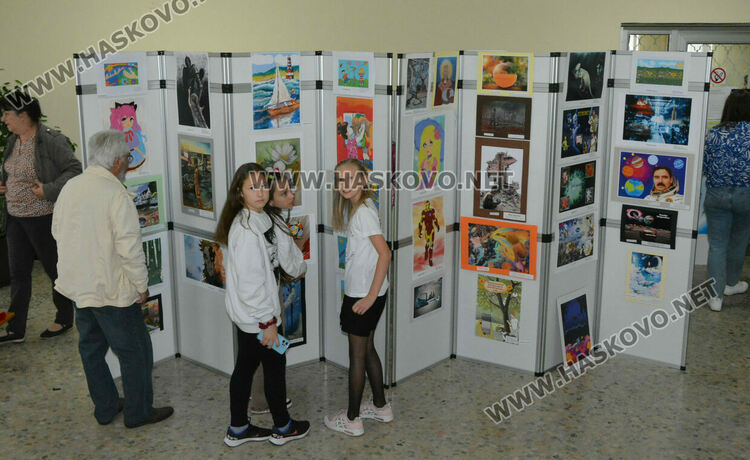 Мария Габриел гостува на школа „Вале“ в Хасково, откриха изложба на компютърни рисунки