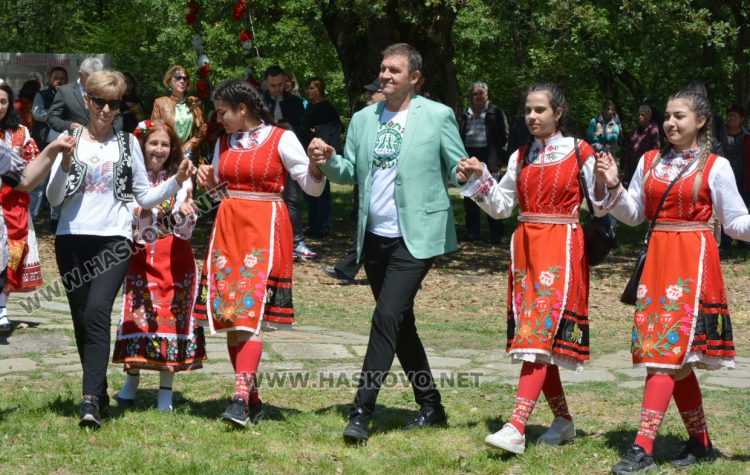 Откриха Националния събор на народното творчество „Китна Тракия пее и танцува“