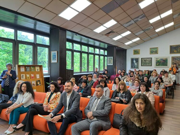 С много инициативи,  Регионалната библиотека &bdquo;Николай Вранчев&ldquo; &ndash; Смолян посреща Празника на библиотечните и информационни специалисти.