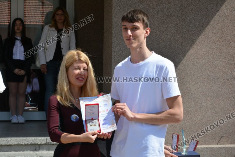 Последният звънец би за зрелостниците от Математическа гимназия в Хасково в присъствието на първия директор Дойчо Кръстев