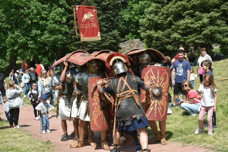 Стотици перничани и гости на града станаха част от семейната неделя на Пернишката крепост