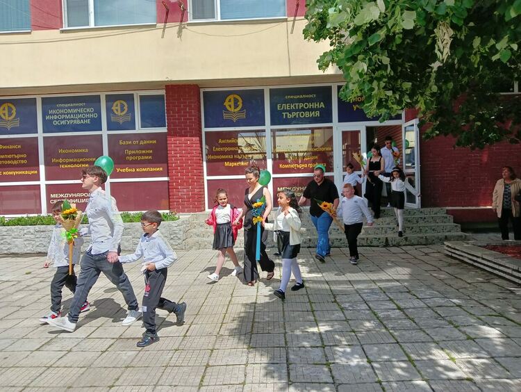 Изпратиха абитуриентите на "Златаров"