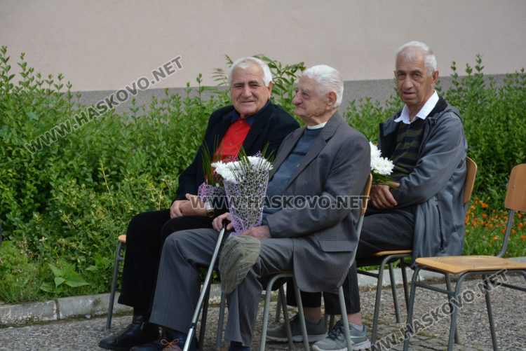 Последният звънец би за зрелостниците от Математическа гимназия в Хасково в присъствието на първия директор Дойчо Кръстев