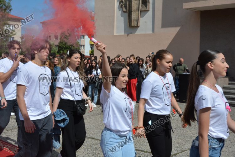 Последният звънец би за зрелостниците от Математическа гимназия в Хасково в присъствието на първия директор Дойчо Кръстев
