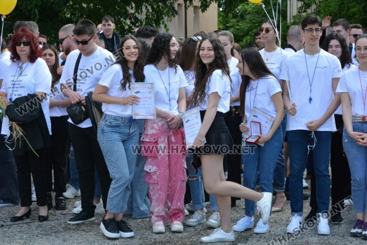 Последният звънец би за зрелостниците от Математическа гимназия в Хасково в присъствието на първия директор Дойчо Кръстев