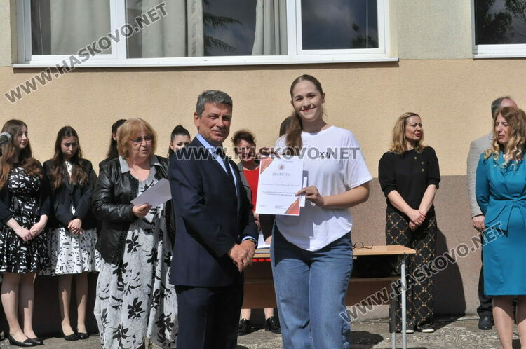 Езиковата изпрати 181 абитуриенти, Лилия Иванова със Златаровска премия