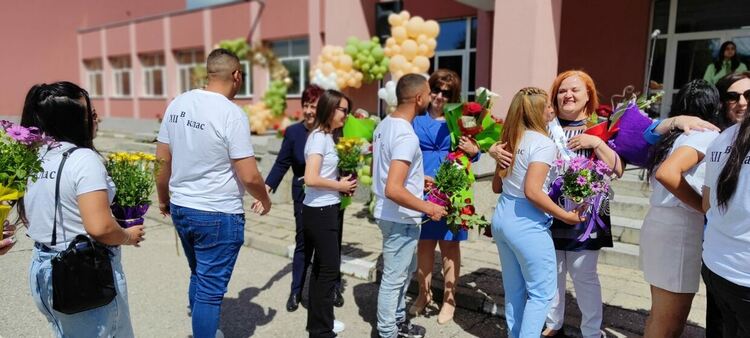 Абитуриентите от ПГСС си взеха "сбогом" с училището
