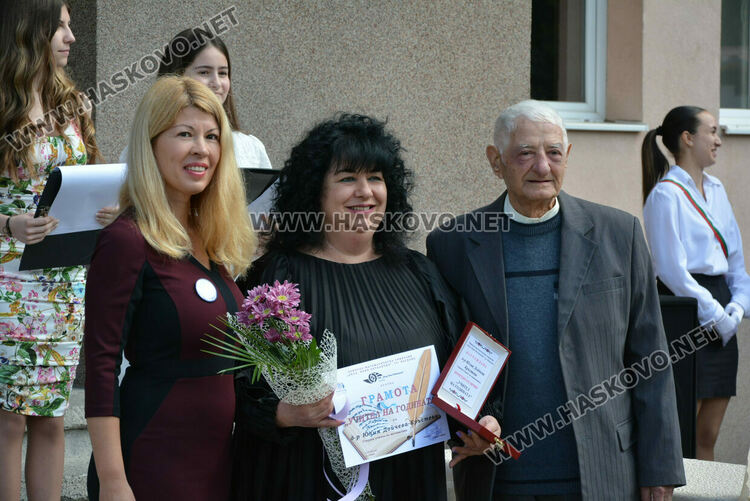 Последният звънец би за зрелостниците от Математическа гимназия в Хасково в присъствието на първия директор Дойчо Кръстев