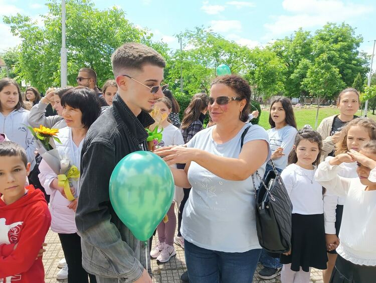 Изпратиха абитуриентите на "Златаров"