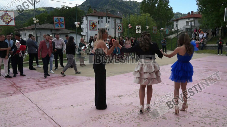 48 абитуриенти изпрати тържествено Професионалната гимназия по икономика в Смолян