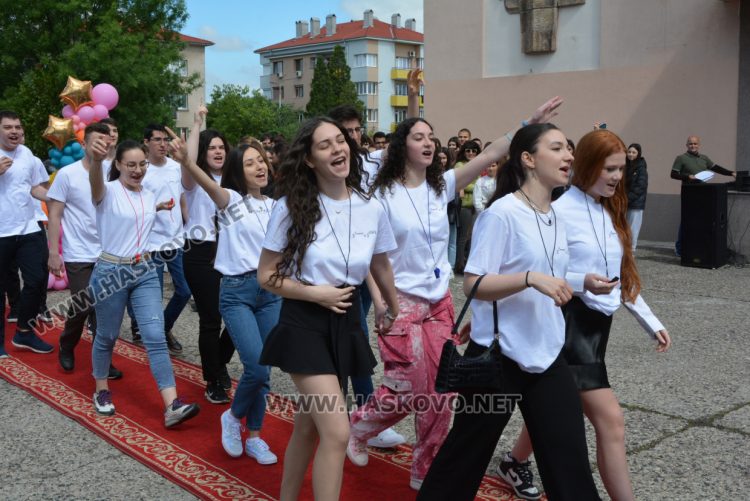 Последният звънец би за зрелостниците от Математическа гимназия в Хасково в присъствието на първия директор Дойчо Кръстев