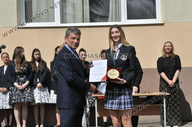 Езиковата изпрати 181 абитуриенти, Лилия Иванова със Златаровска премия