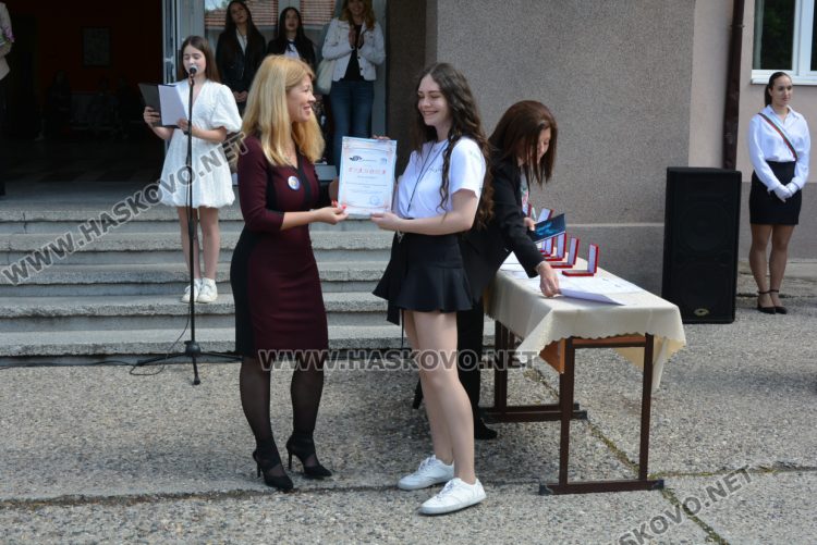 Последният звънец би за зрелостниците от Математическа гимназия в Хасково в присъствието на първия директор Дойчо Кръстев