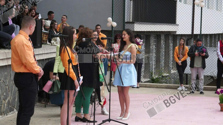 48 абитуриенти изпрати тържествено Професионалната гимназия по икономика в Смолян